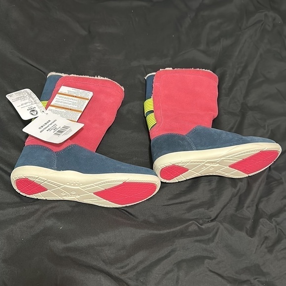 Women’s Crocs Adela Foldover Fuzz Bootie - Picture 2 of 6